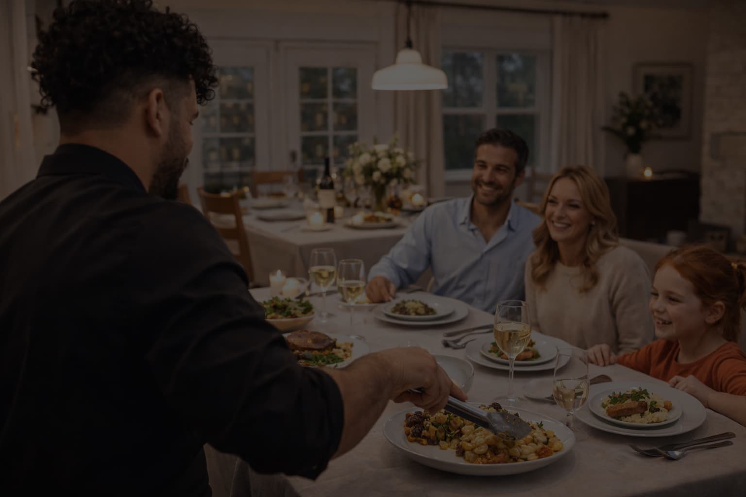 Chef sirviendo la cena a una familia en su propia cocina