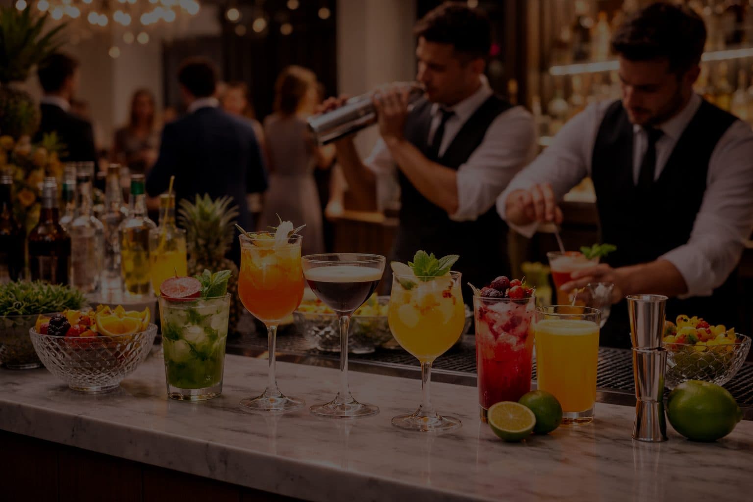 Bartender preparando cócteles en una barra montada para un evento nocturno en Bogotá